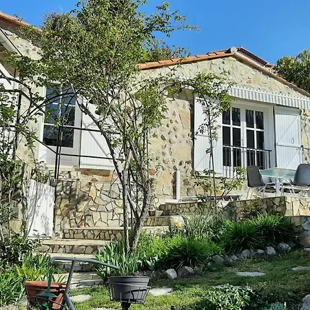 Maison En Pierre Dans Un Ecrin De Verdure