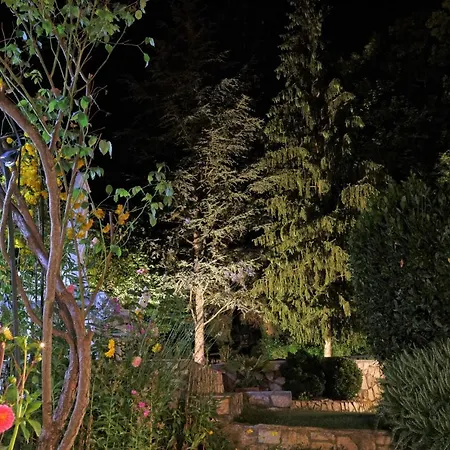 Maison En Pierre Dans Un Ecrin De Verdure