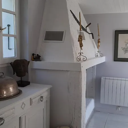 Maison En Pierre Dans Un Ecrin De Verdure